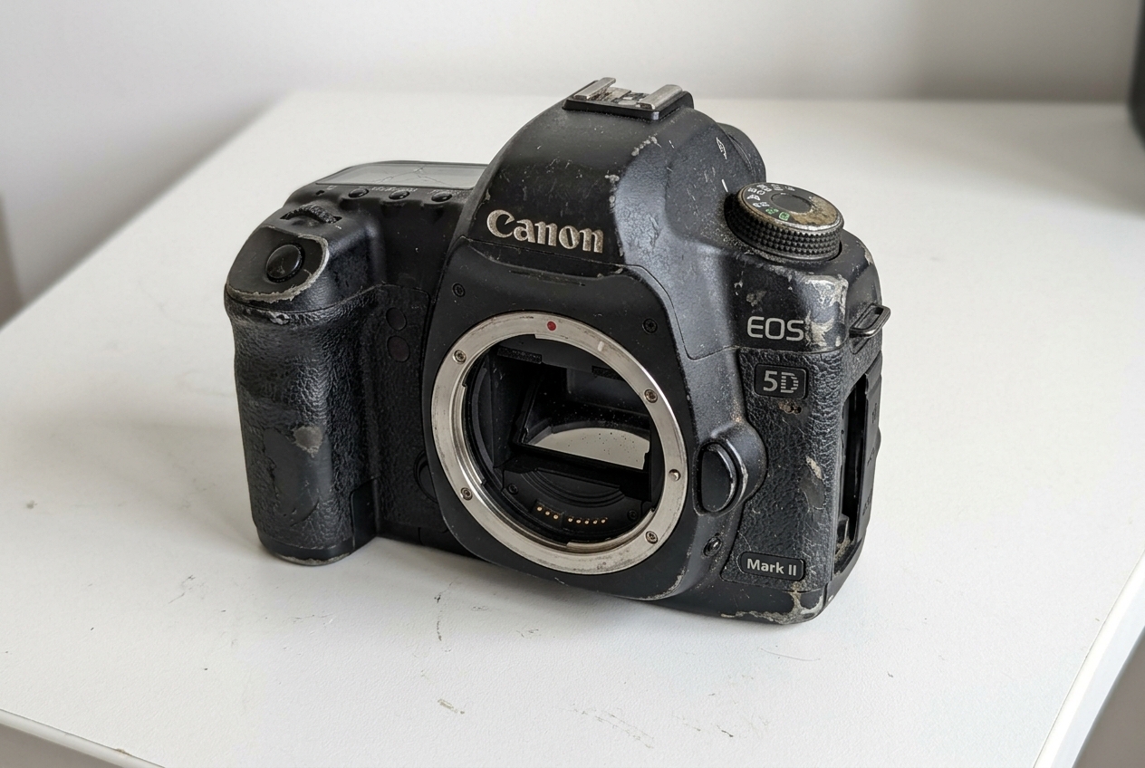 動かない故障品・ジャンク一眼レフ（Canon EOS 5D Mark II）