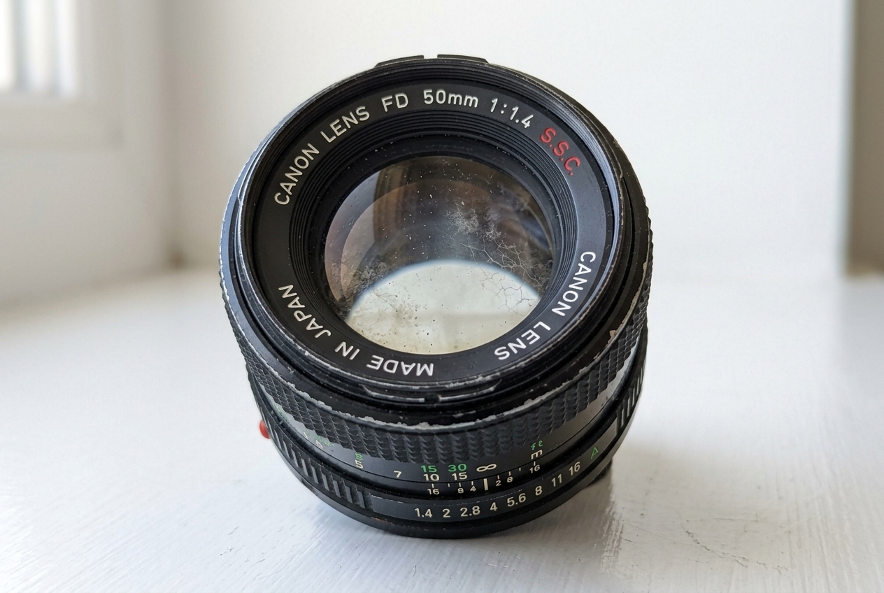 内部にカビやくもりのあるオールドレンズ（Canon FD 50mm）